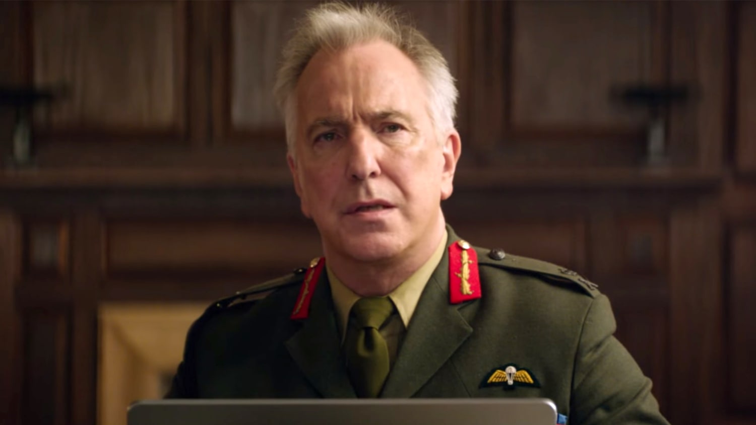 алан рикман генерал фрэнк бенсон. всевидящее око фильм онлайн. кристиан бейл 2022. всевидящее око фильм рикман. всевидящее око алан рикман.