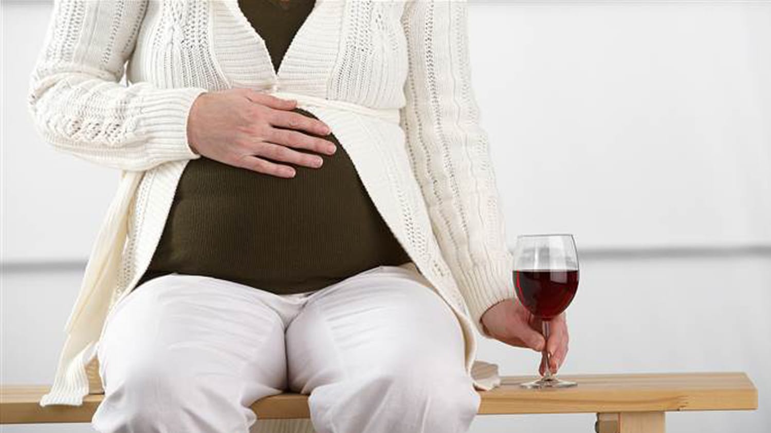 New study shows no harm from moderate drinking in pregnancy, but experts  urge caution