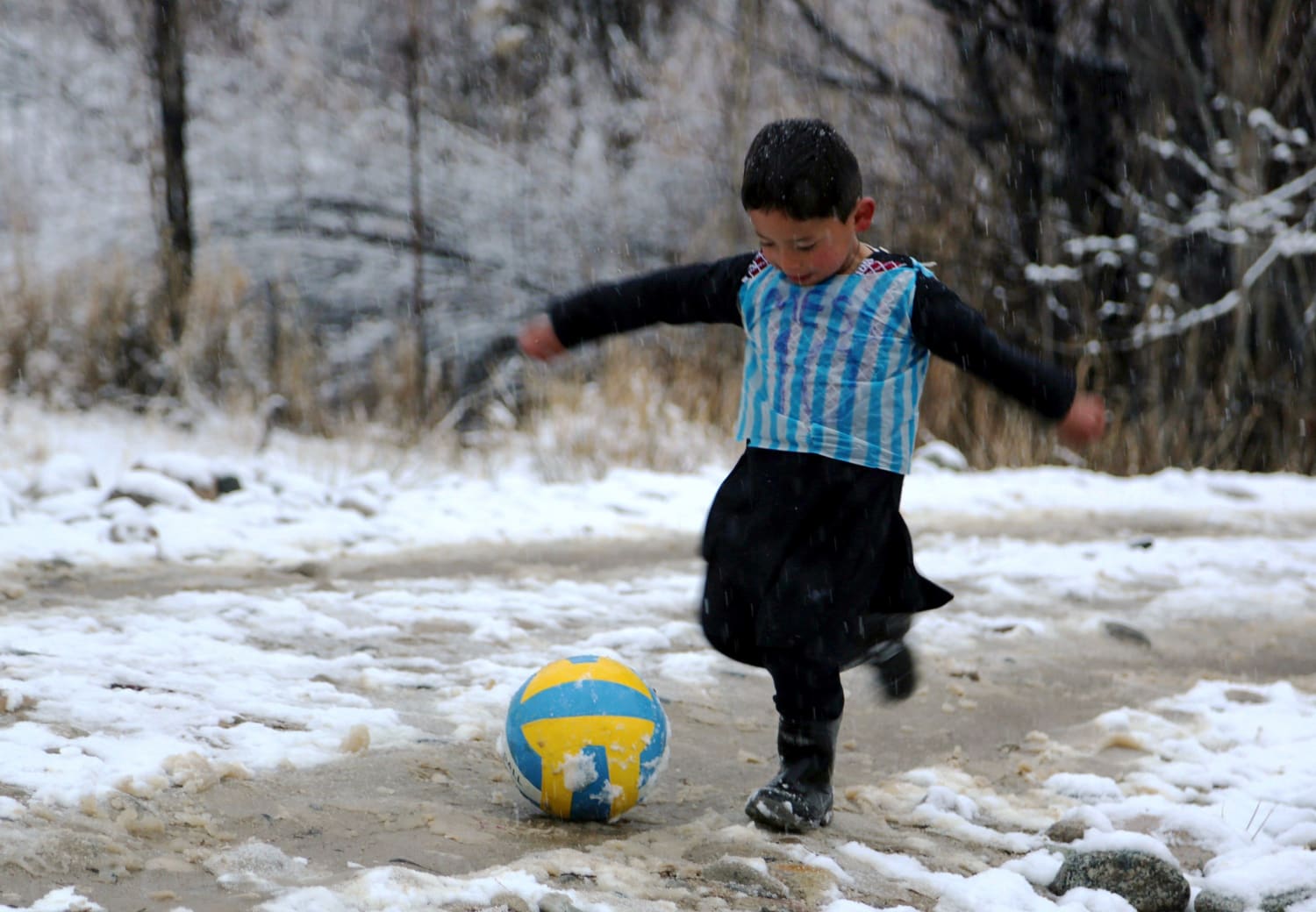 Score! Messi Replaces Little Fan's Plastic-bag Jersey