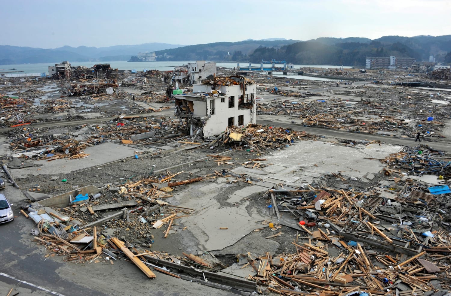 Аэс фукусима последствия. АЭС Фукусима-1 ЦУНАМИ. Японии на АЭС «Фукусима-1». Фукусима 1 авария. Землетрясение в Японии 2011 Фукусима.