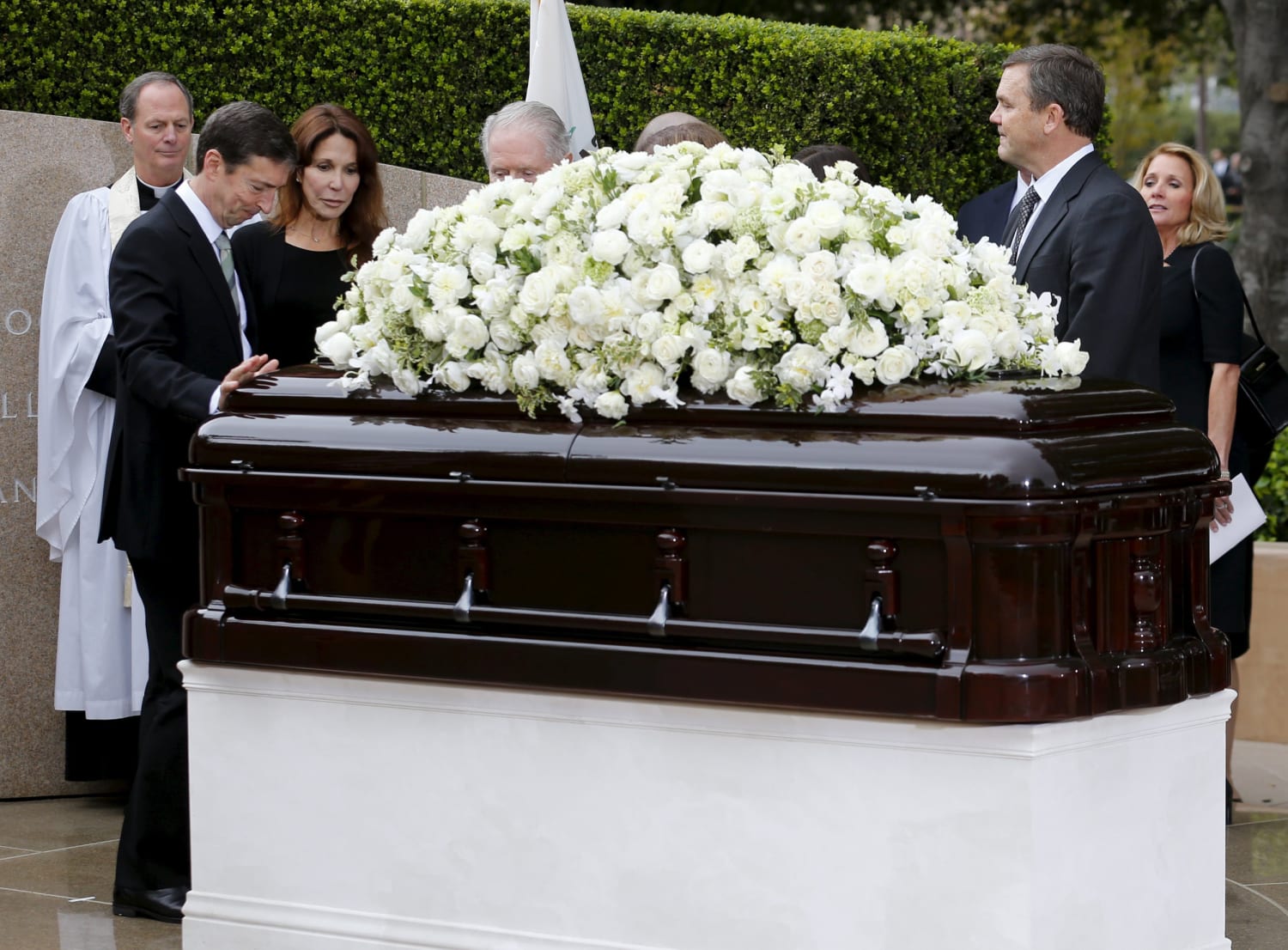 Nancy Reagans Casket(01)