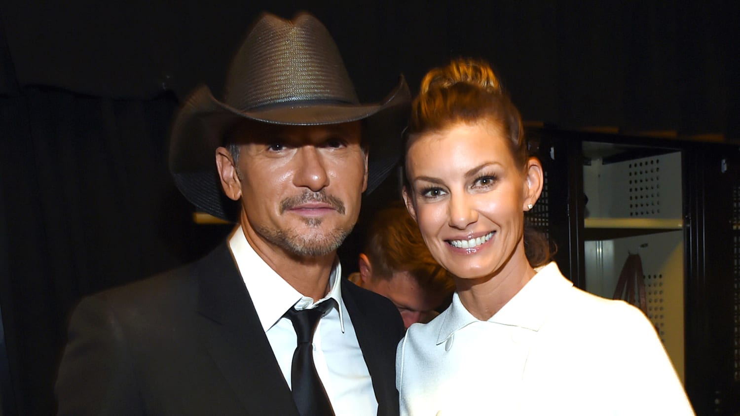Lavet til at huske nationalsang At understrege Faith Hill, Tim McGraw share kisses at ACM Awards: See the cute pics!