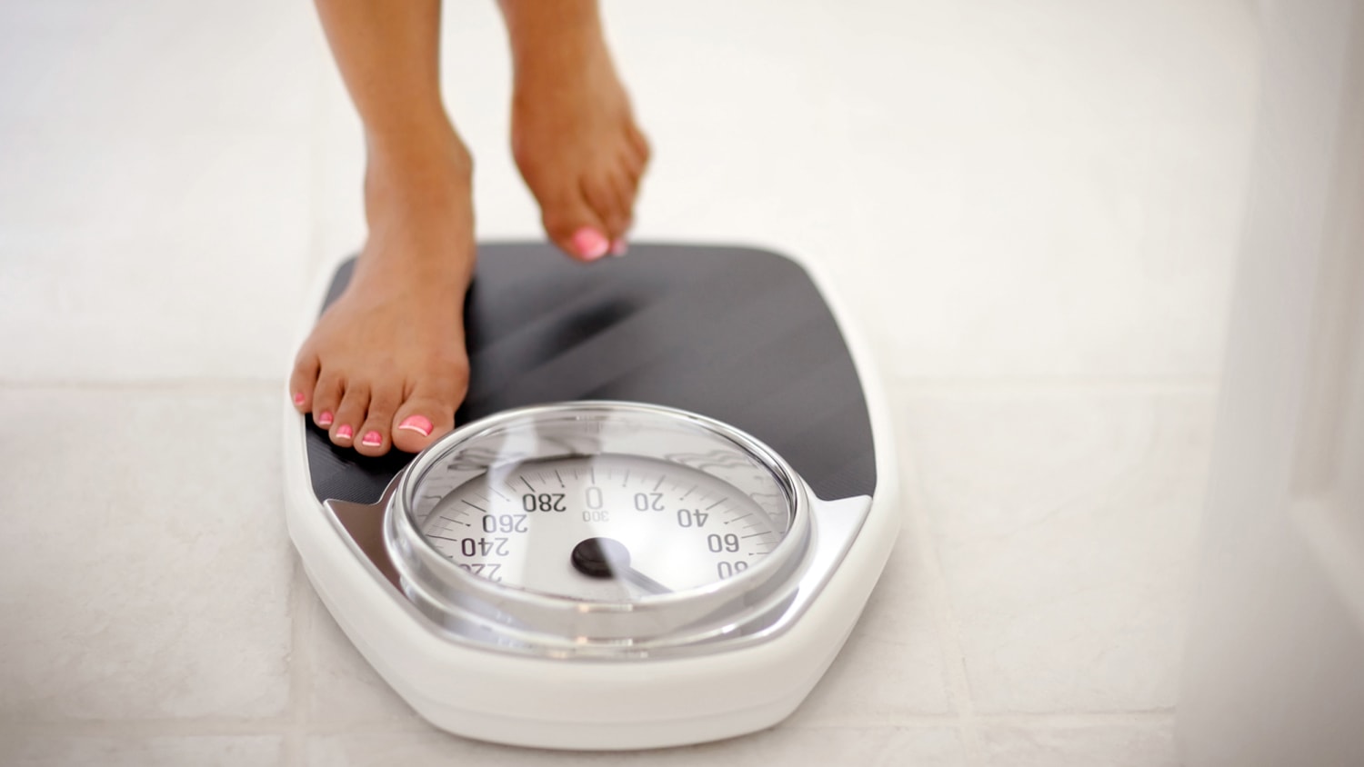 Весы на месяц мужчина. Уменьшение веса. Весы похудение. Взвешивается на весах. Снижение массы тела.