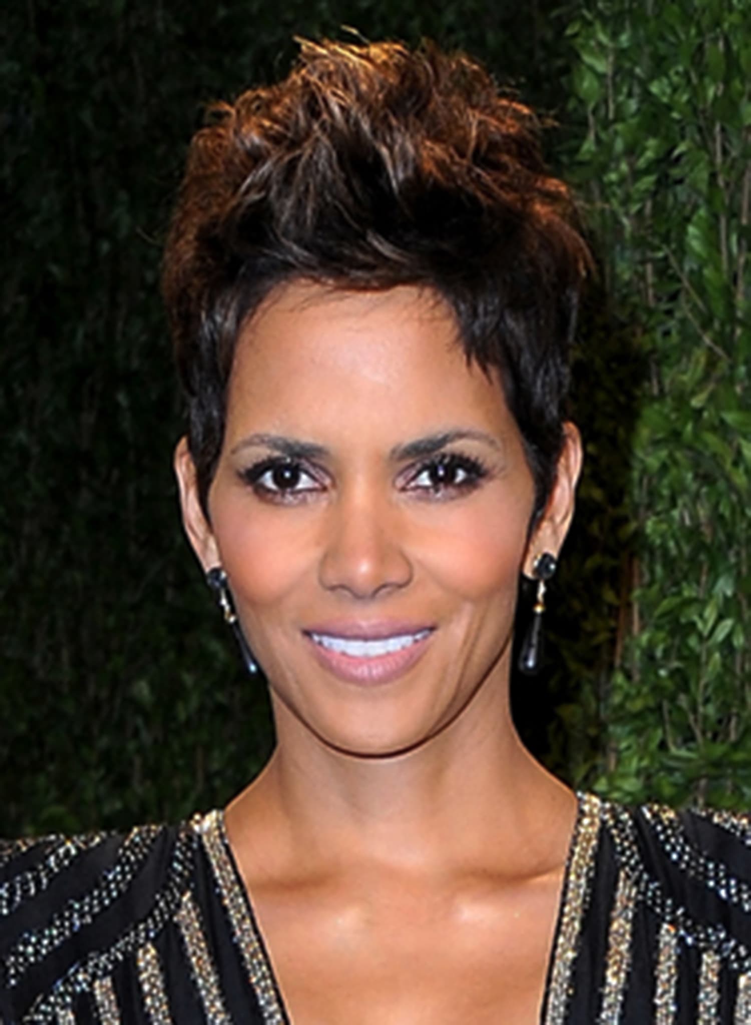 Halle Berry's new short hairstyle is a bowl cut!
