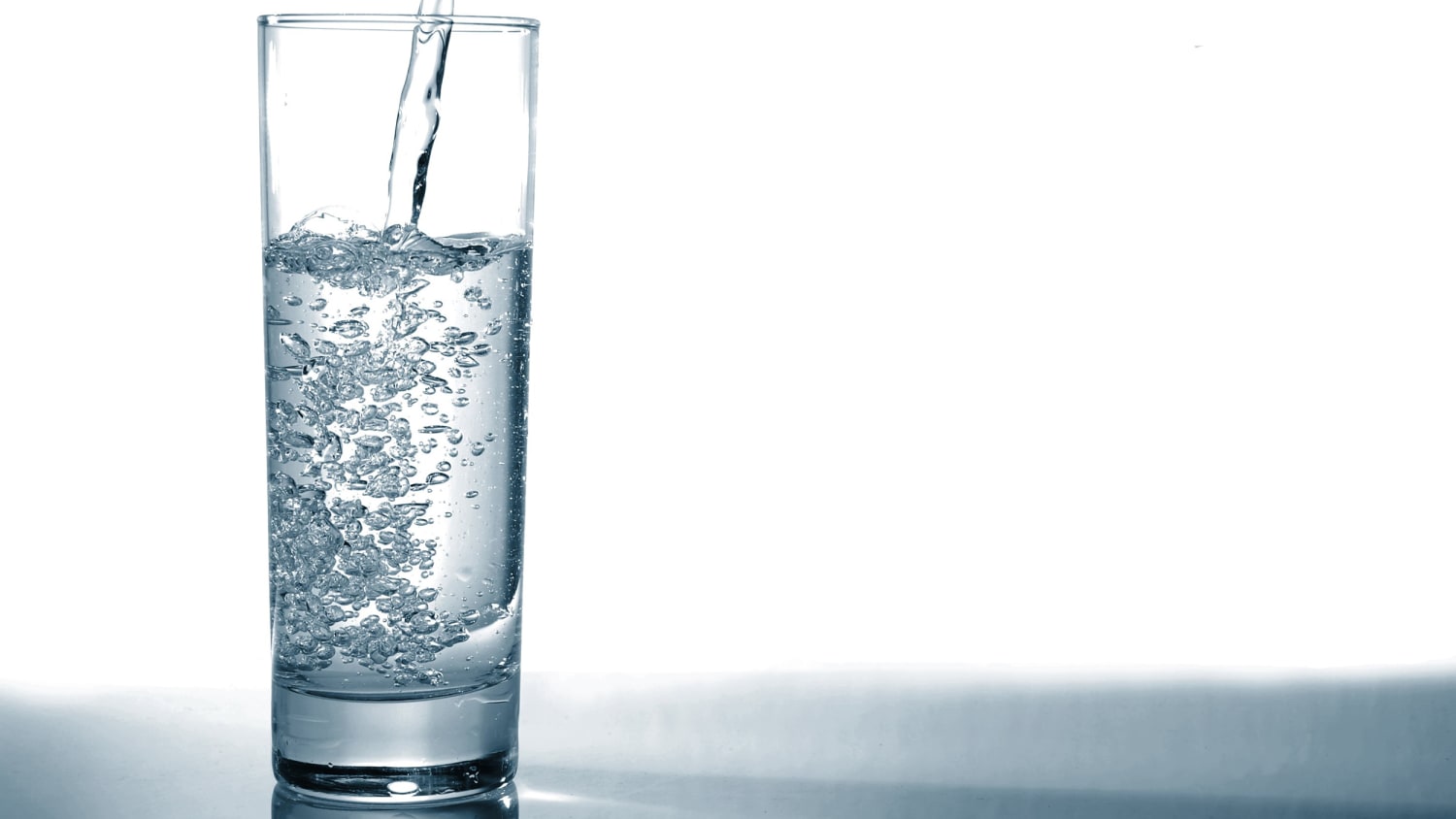 Glass of water. Стакан воды. Стакан воды фон. Свежая вода. Стакан воды обои.