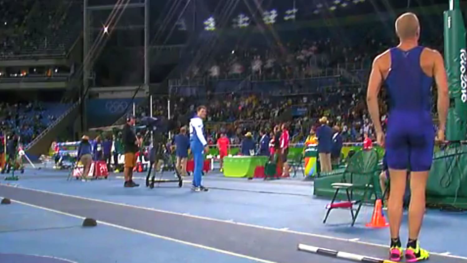 US pole vaulter Sam Kendricks stops mid-stride to stand at attention for national  anthem