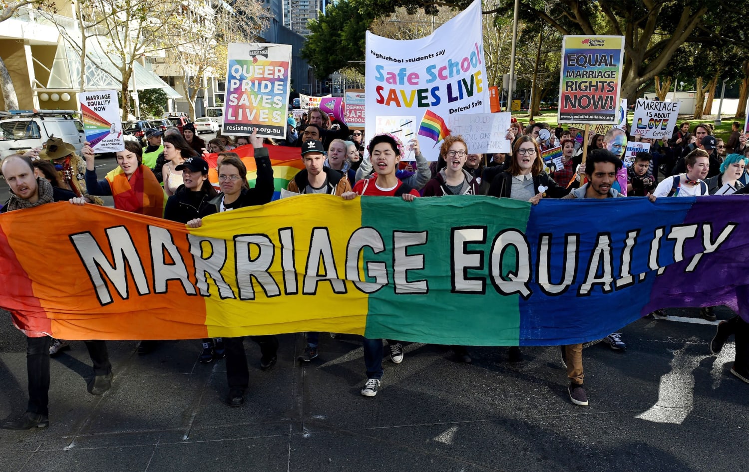 Henstilling provokere tro Gay Senator Opposes Australian Plan for Marriage Equality