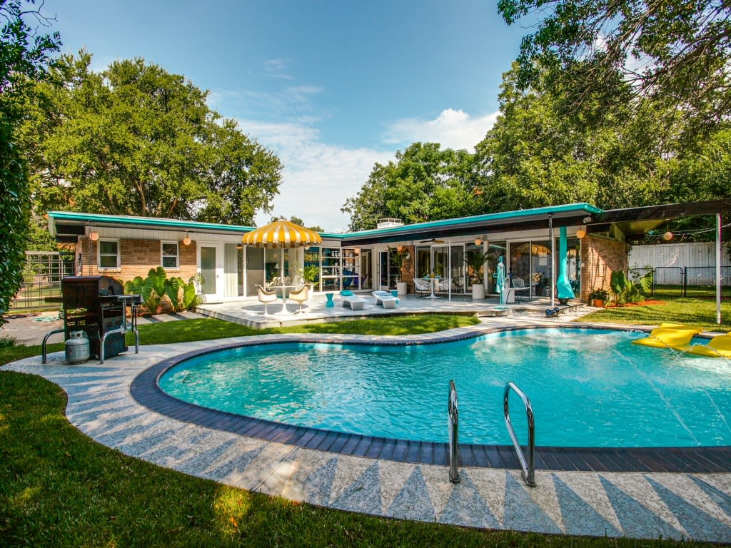 Guarda l'interno di questa casa retrò di Dallas del 1954Guarda l'interno di questa casa retrò di Dallas del 1954  