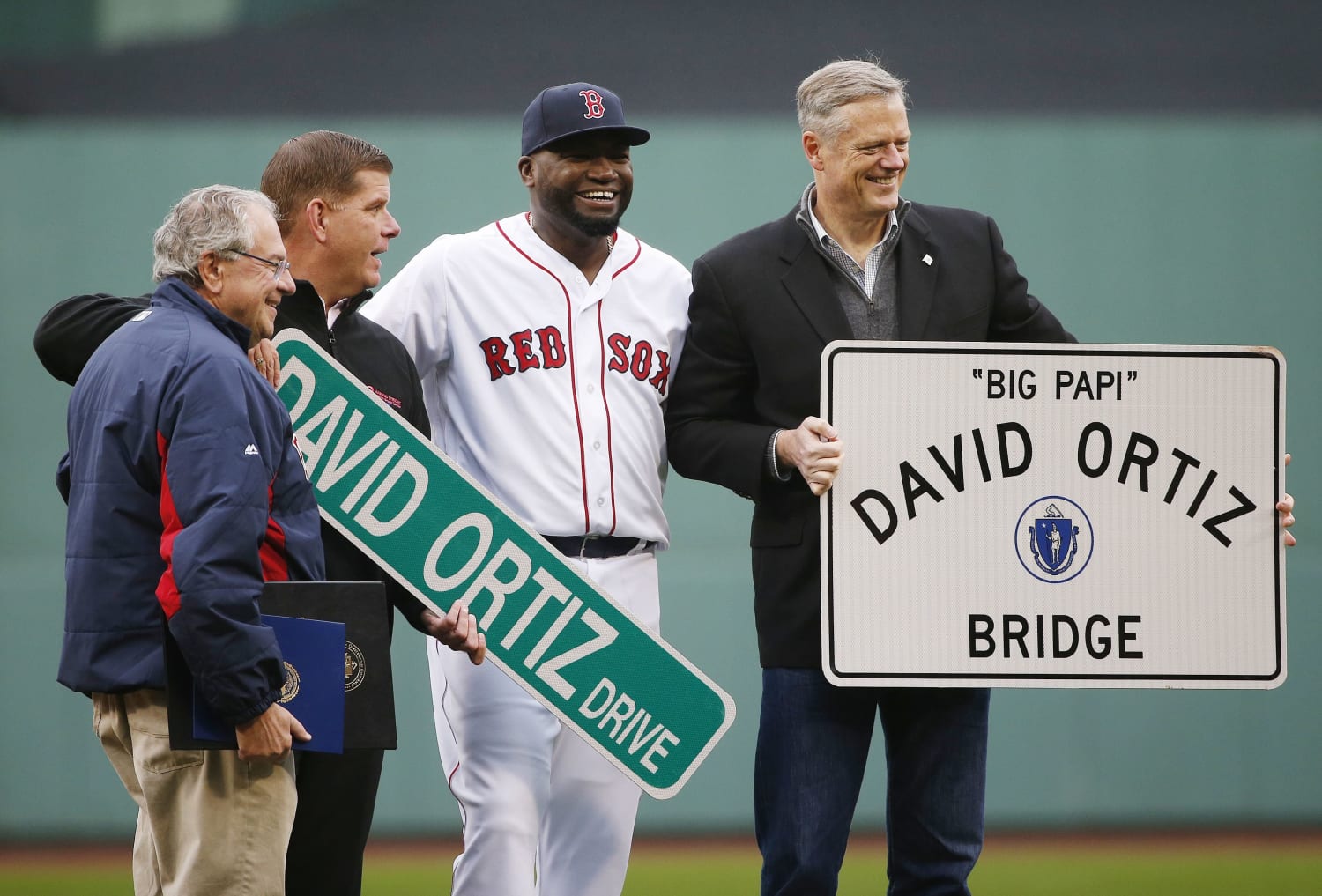 Papi's Back: David Ortiz throws out 1st pitch at Fenway