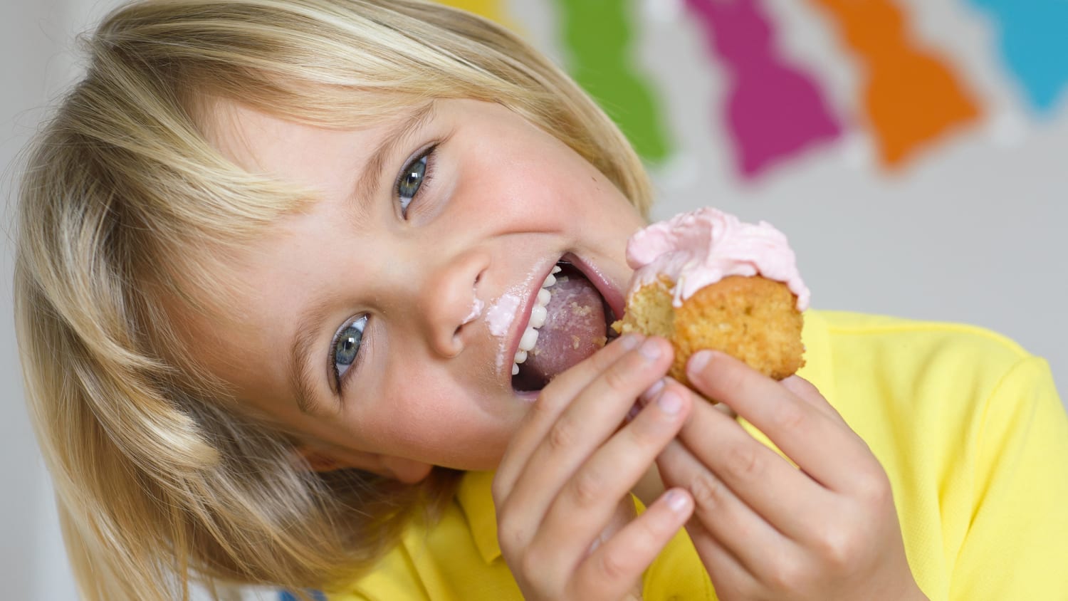 Маленький сладкоежка. Сладости для детей. Кушать сладости. Конфеты детям. Дети кушают сладости.