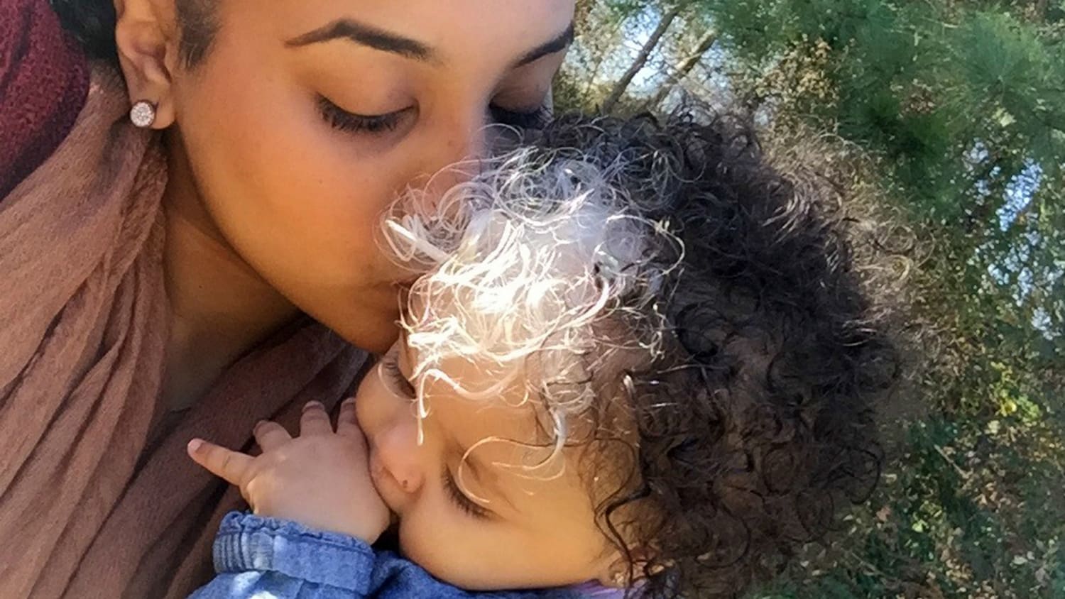 Why this mom and daughter share the same beautiful streak of white hair