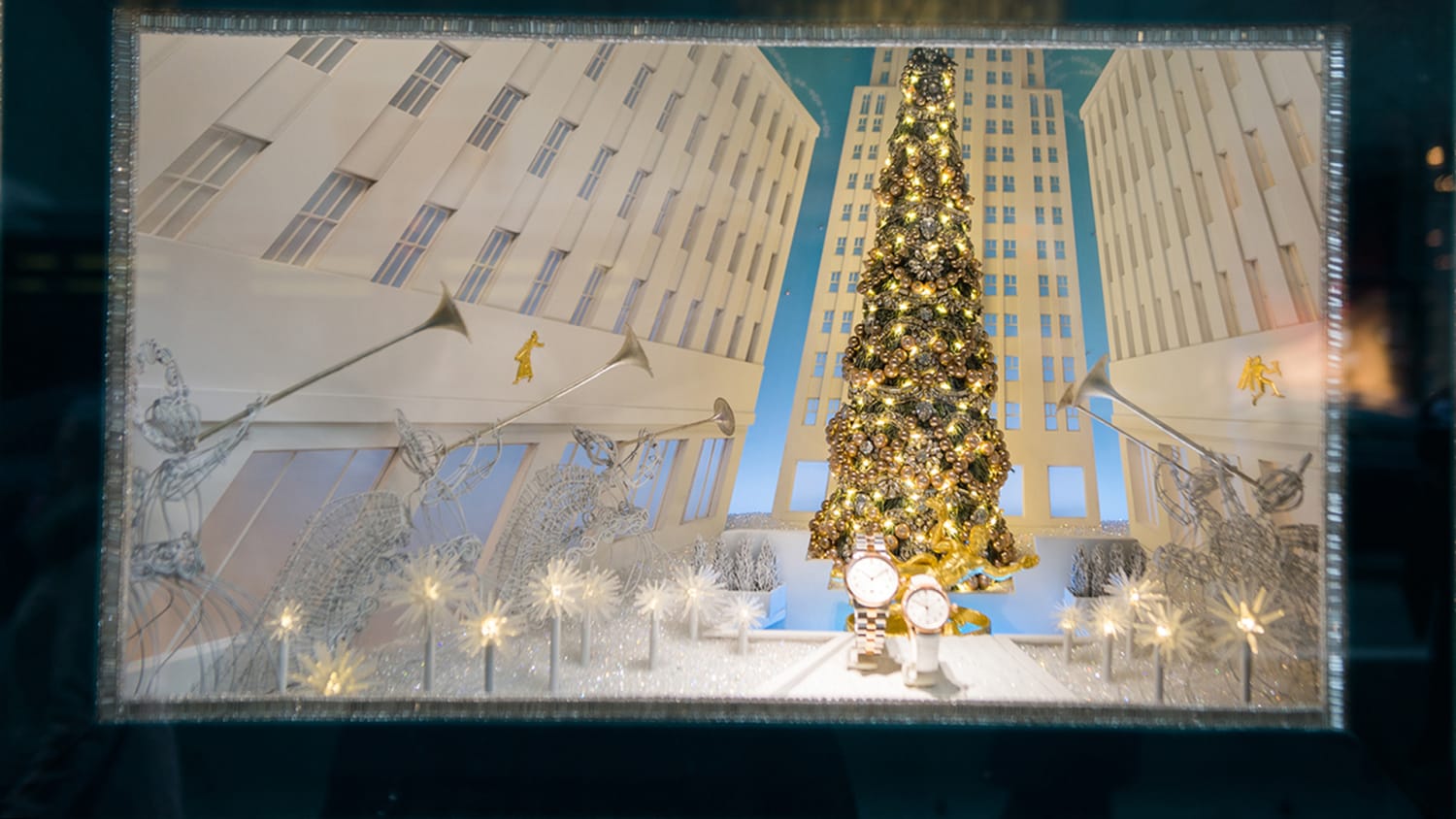 2016 Holiday Windows: Destination Extraordinary