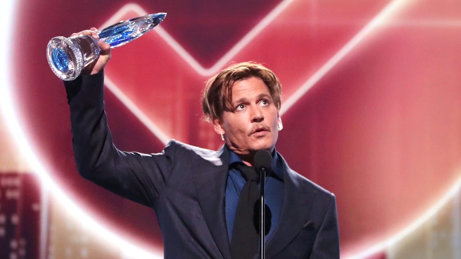 Johnny Depp gets emotional during acceptance speech at People's Choice  Awards