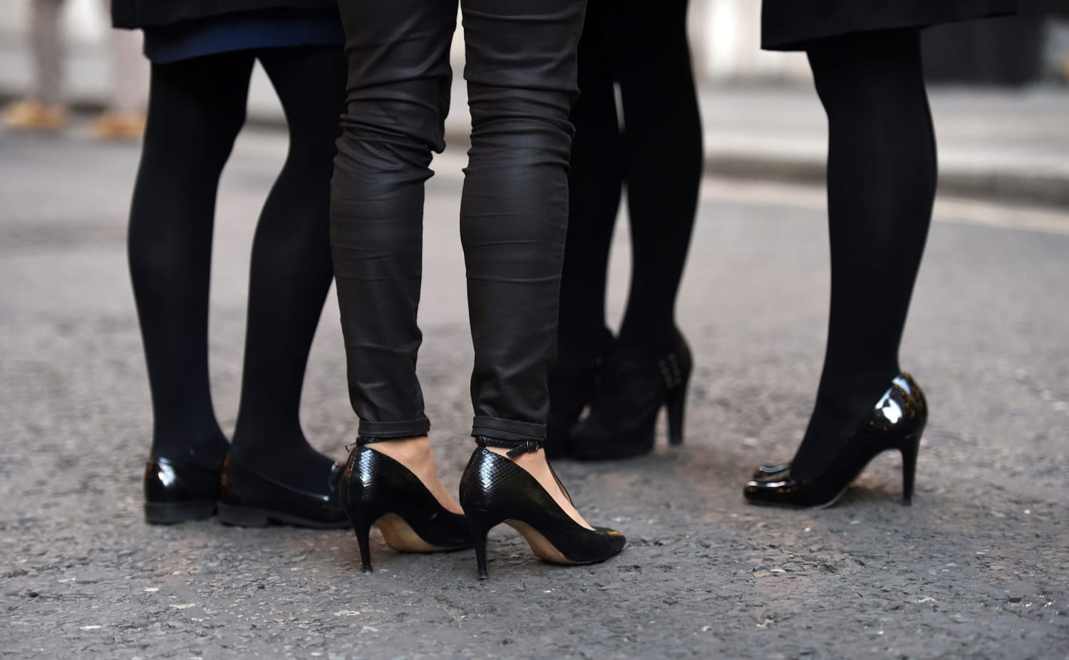 Female Bank of England Employees Must Wear Makeup and Heels – NBC