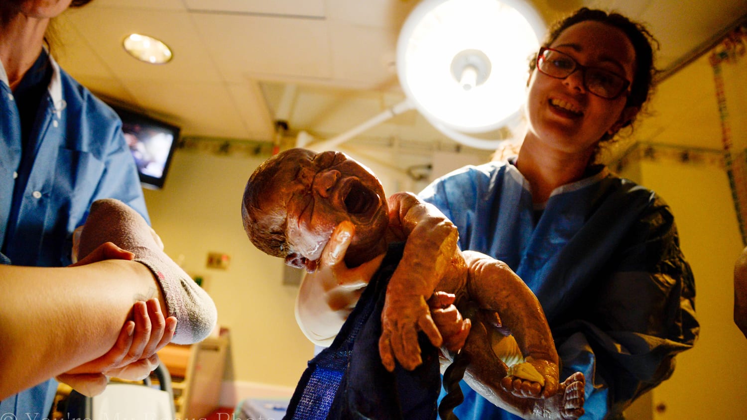 Pregnant mom carries camera, 'clicks away' while giving birth