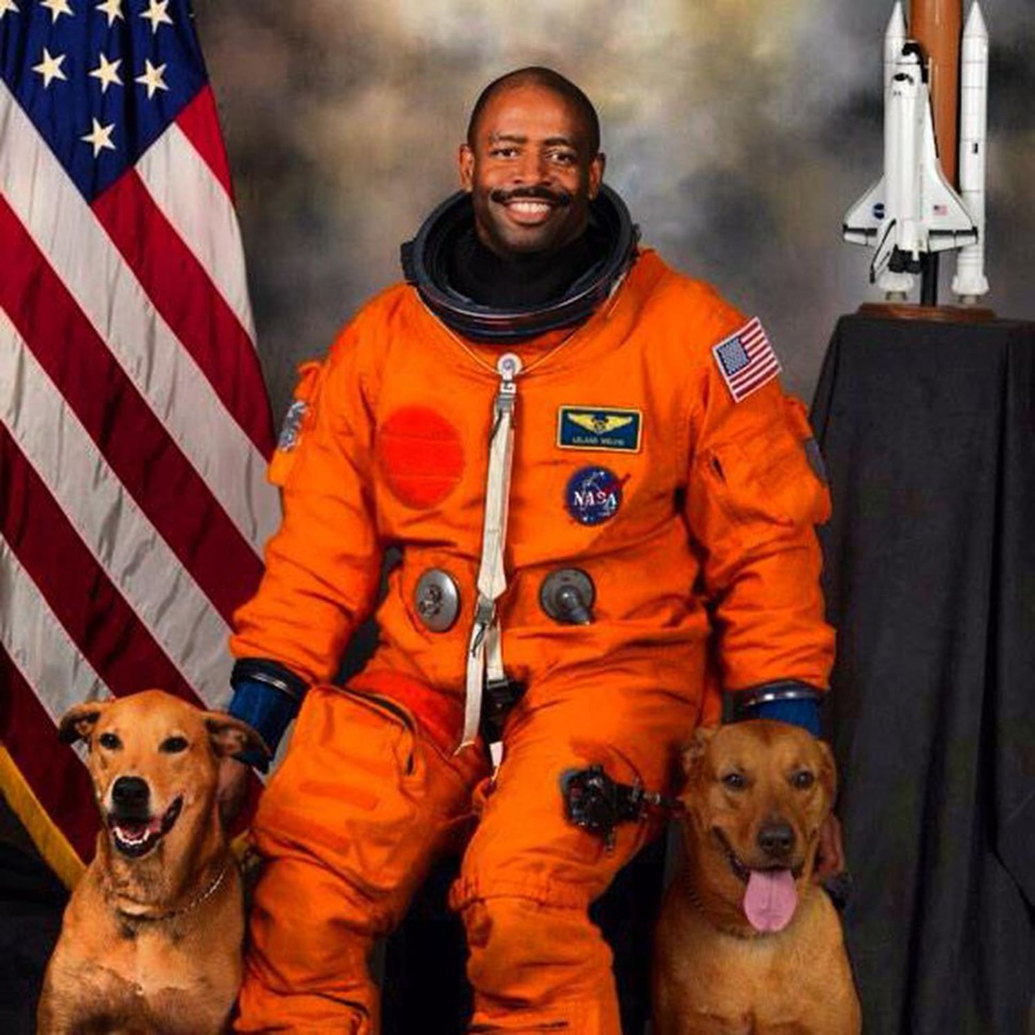 Astronaut Leland Melvin's NASA photo includes 2 rescue dogs