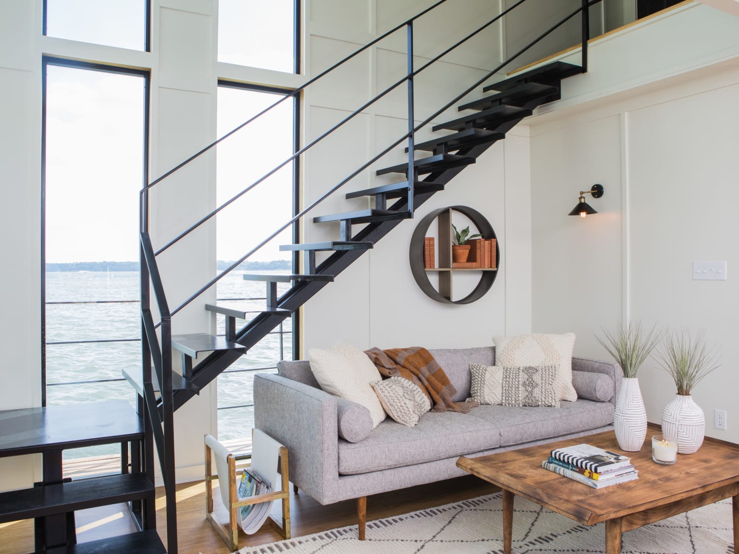 Chip and Joanna Gaines fix up a rundown houseboat, image size:1500x1125