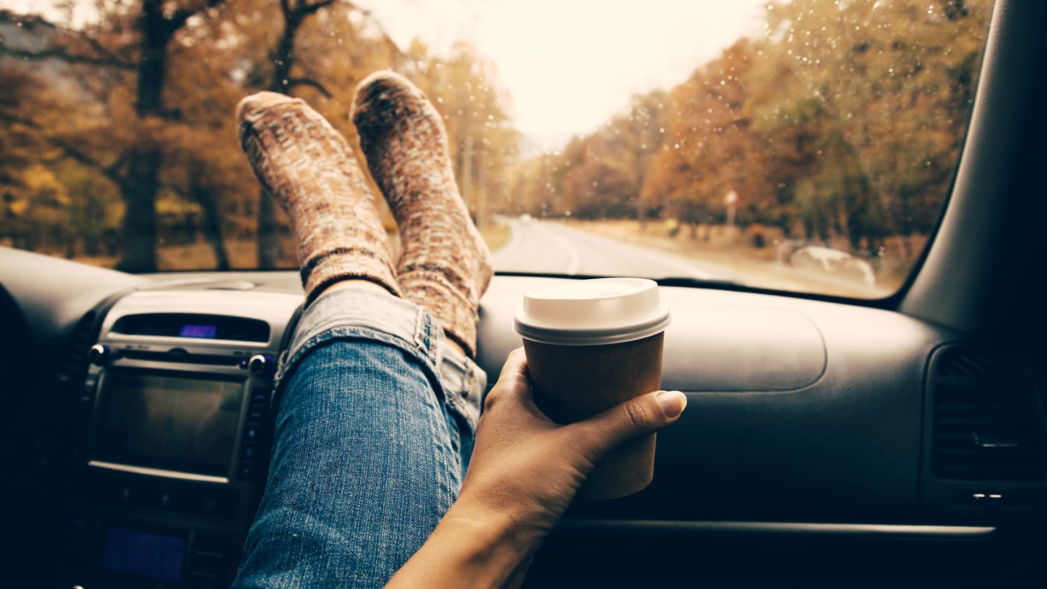 You your car here. Кофе в руке в машине. Утро кофе машина. Утро в машине. Кофе в руках.