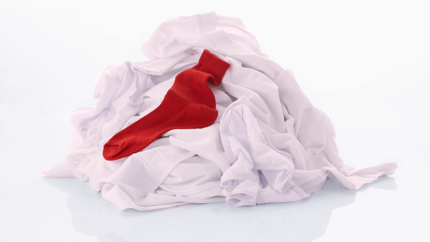 https://media-cldnry.s-nbcnews.com/image/upload/newscms/2017_10/1199930/red-sock-white-laundry-color-bleed-today-tease-170308.jpg