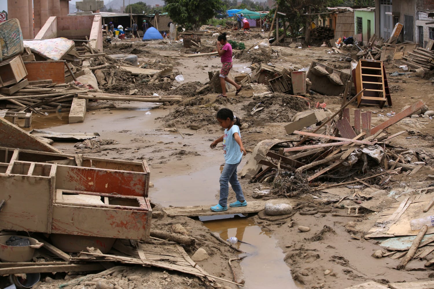 Последствия наводнения. Катастрофические наводнения. Последствия наводнений. Наводнение в Перу. Потоп в Перу.