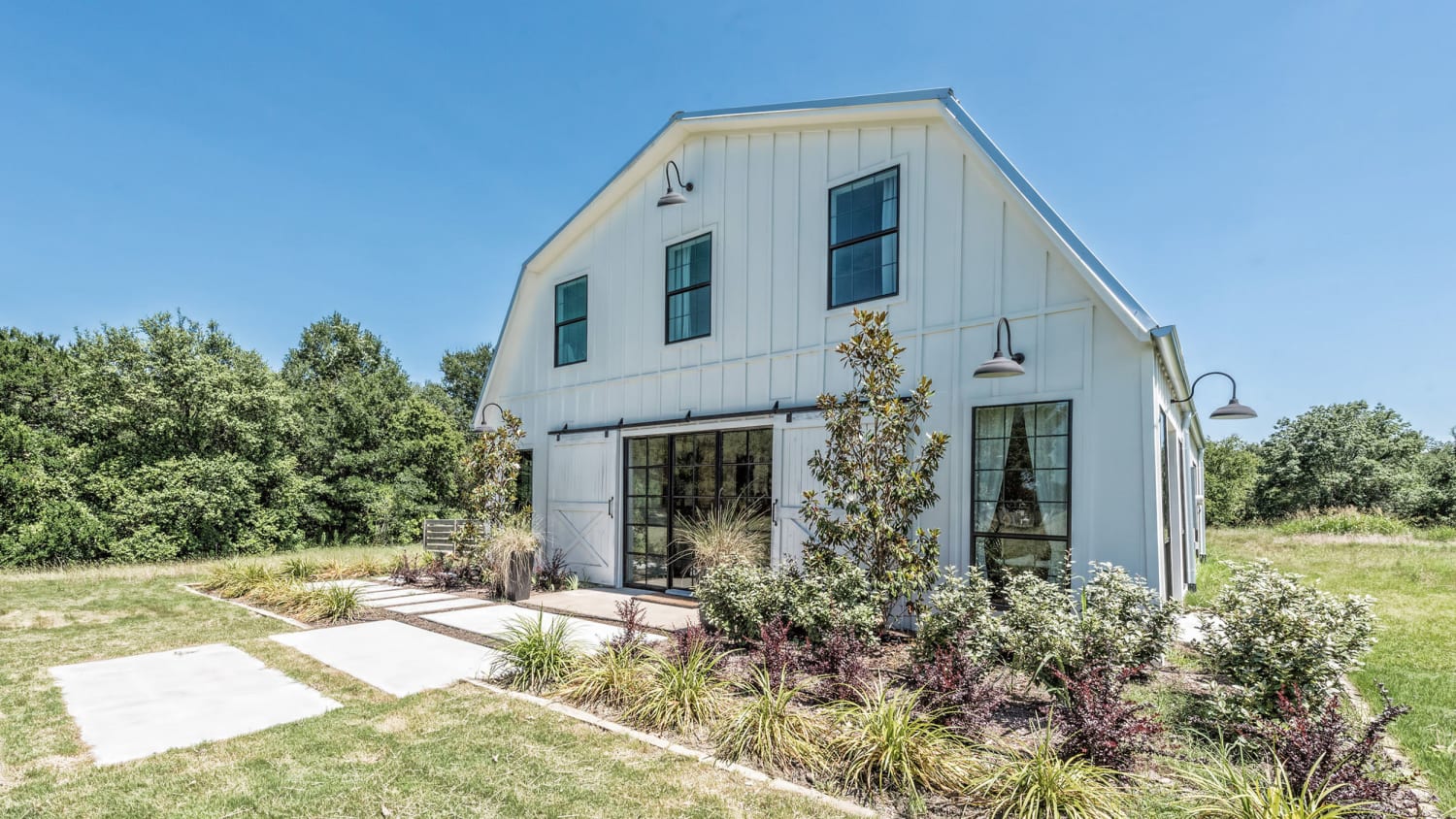 The 'Barndominium' from 'Fixer Upper' just hit the market! Here are the  details, image size:1500x844