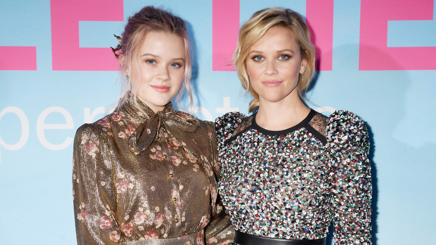 Reese Witherspoon and her daughter look like twins in holiday selfie