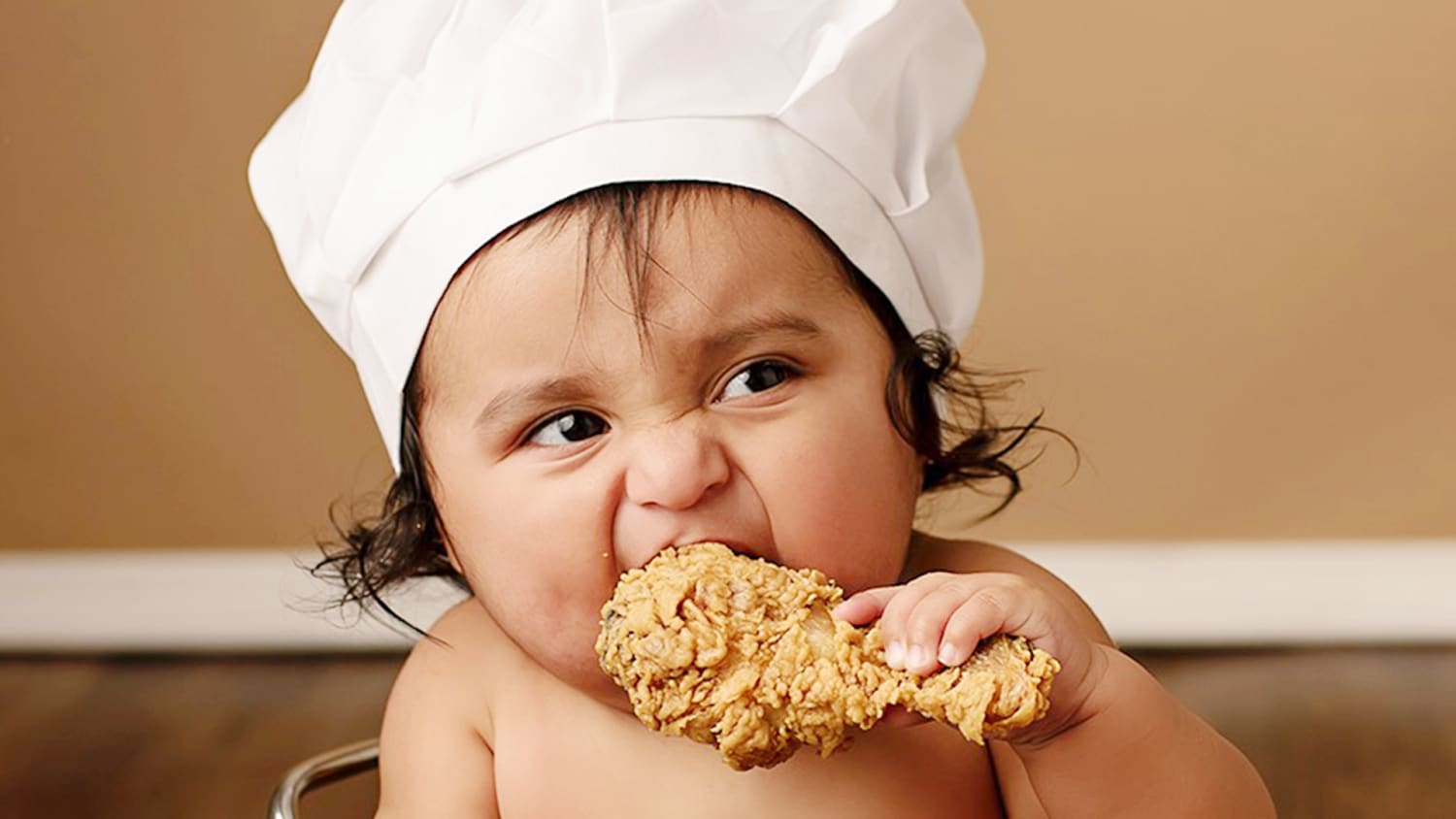 Baby tries fried chicken for 1st time in cute photo shoot