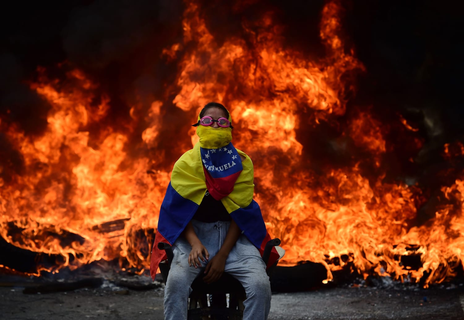 https://media-cldnry.s-nbcnews.com/image/upload/newscms/2017_17/1976221/ss-170424-venezuela-caracas-opposition-protests-11.jpg