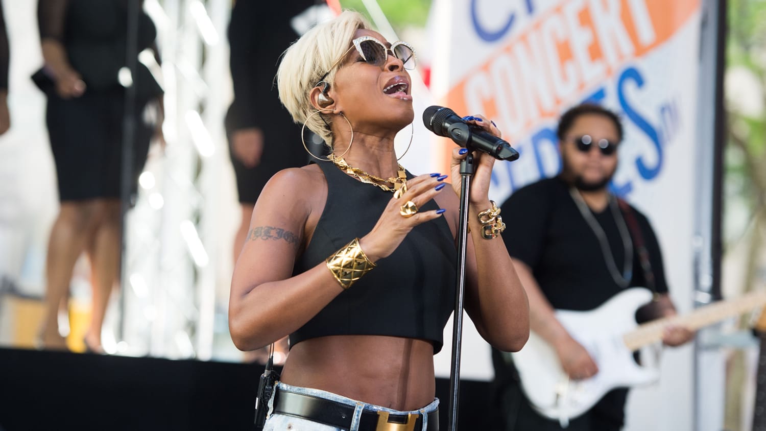 Iconic R&B singer Mary J. Blige turns up the heat on the TODAY plaza.