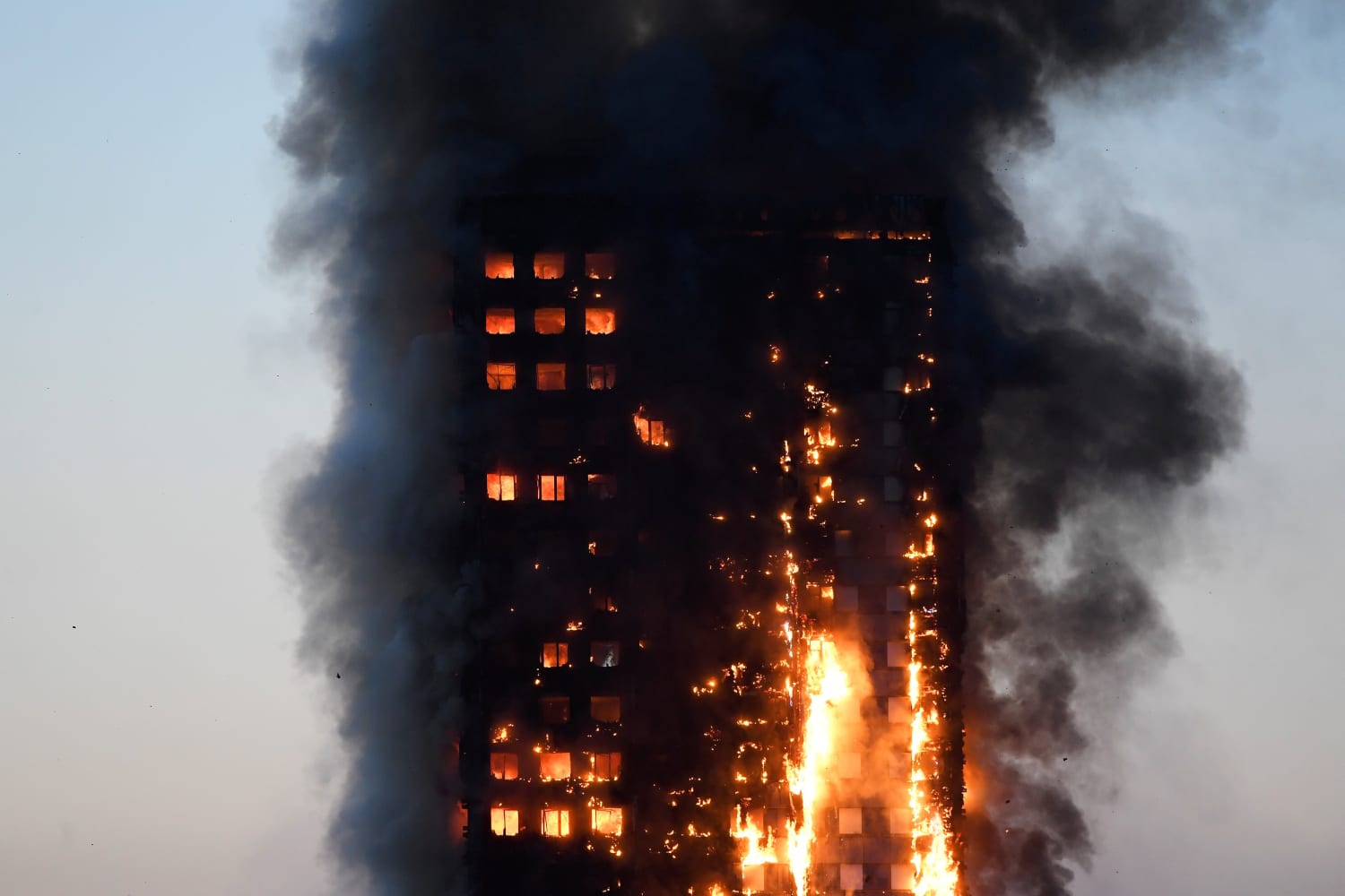 Пожар в здании Grenfell Tower в Лондоне. Гренфелл Тауэр пожар. 2017: Пожар в Grenfell Tower в Лондоне. Пожар в лондонском небоскребе Grenfell Tower. Сгоревшее окно