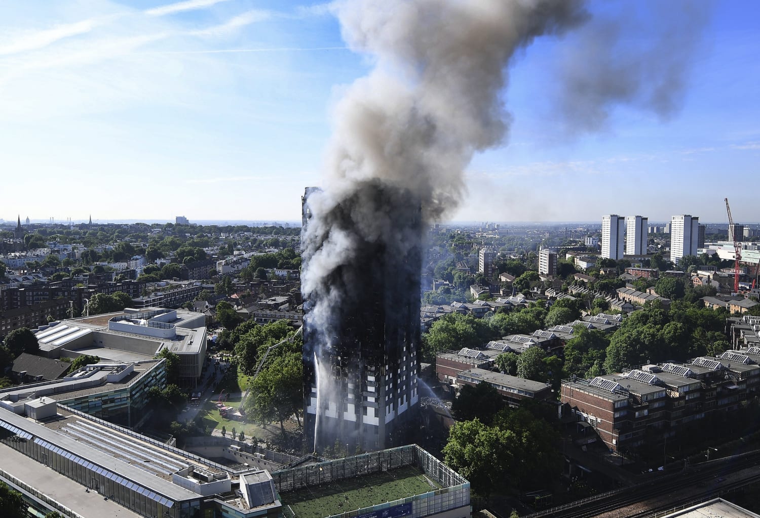 Пожар в высотке. Пожар в здании Grenfell Tower в Лондоне. 2017: Пожар в Grenfell Tower в Лондоне. Эшли Тауэр пожар Торнадо. Grenfell Tower внутри.
