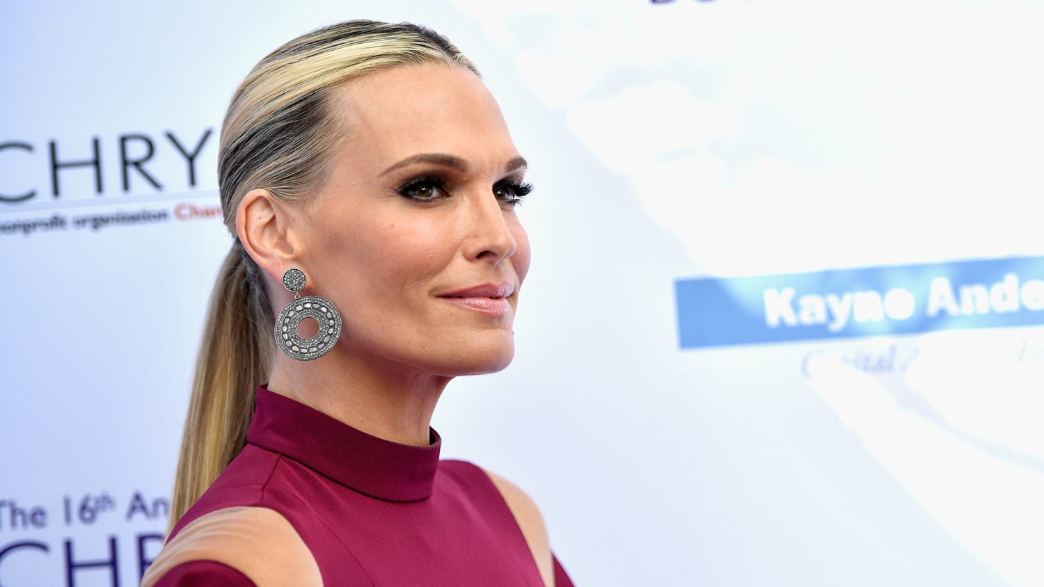 Molly Sims touches down with her adorable pet puppies