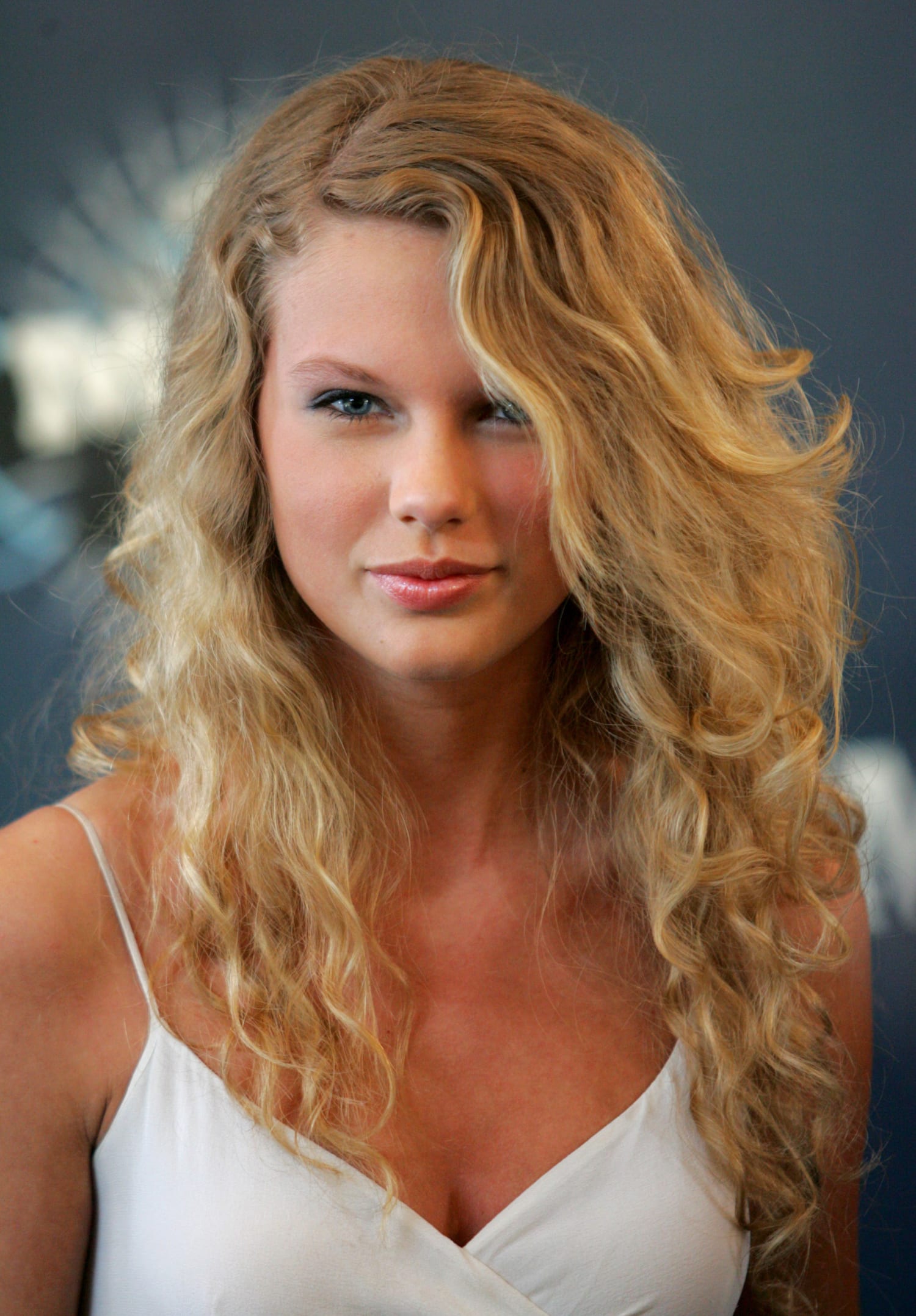 Taylor Swift is back and her natural curls are causing a sensation