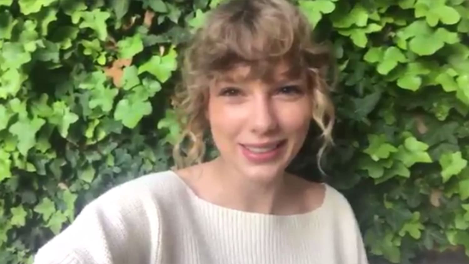 taylor swift with curly hair and bangs