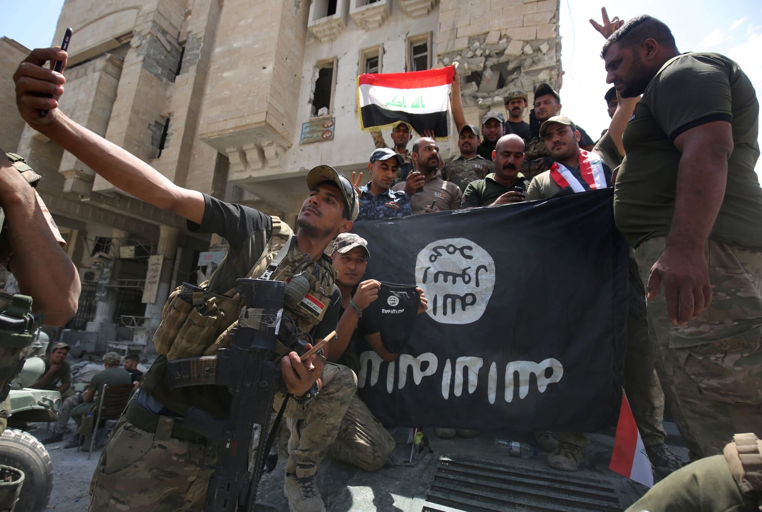 Террористы на фоне флага игил. Флаг ИГИЛ. Флаг Исламского государства.
