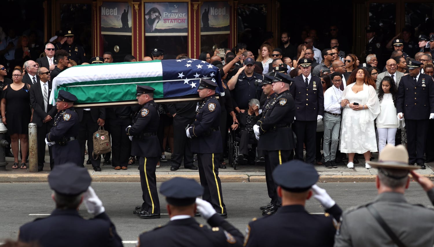 devenir un caméo 170711-miosotis-familia-nypd-officer-funeral-se-13