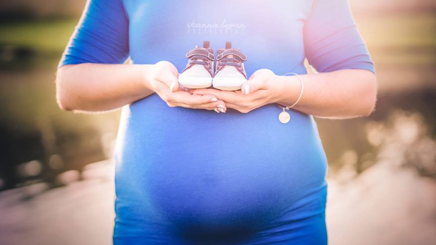 Социальная поддержка беременных. Трогательный подарок для беременной. Фотосессия с беременной в голубой рубашке. Картинки в ожидании чуда беременность. Помощь беременным женщинам.