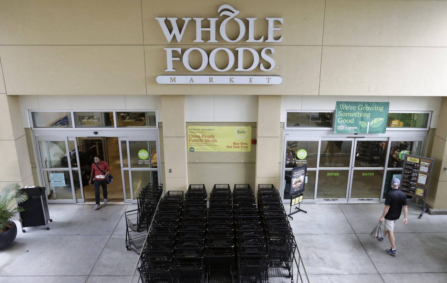 https://media-cldnry.s-nbcnews.com/image/upload/newscms/2017_35/2135111/170828-whole-foods-amazon-tampa-njs-123p.jpg