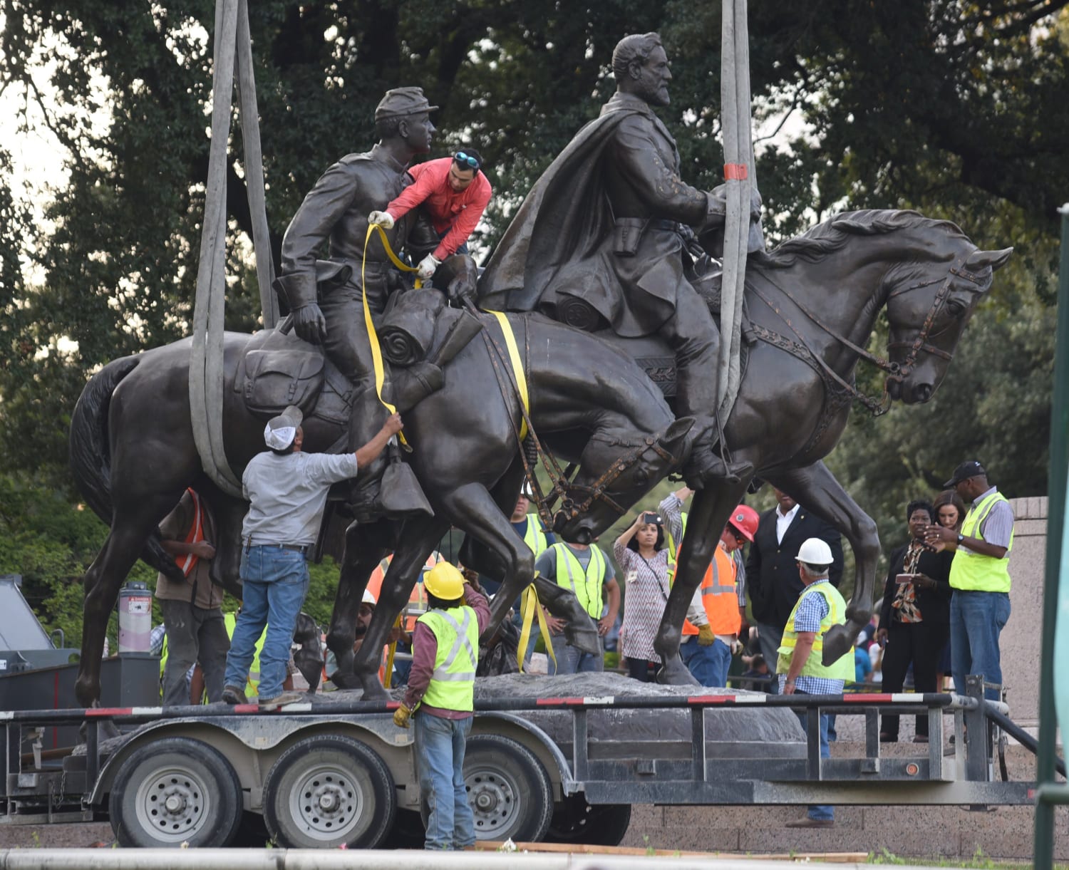 Robert E. Lee Statue in Dallas Removed From Park