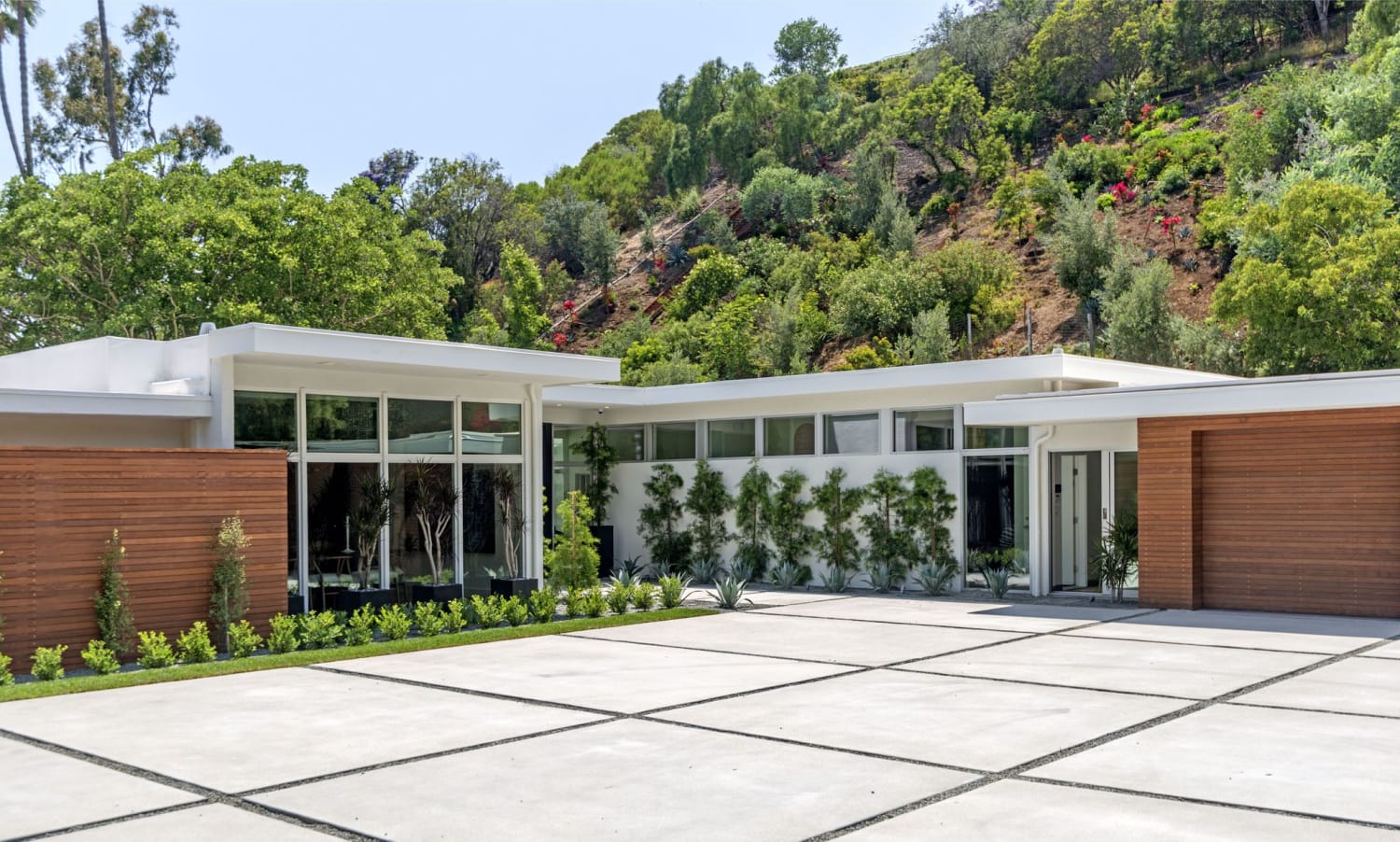 Cindy Crawford Sells Mid-Century Beverly Hills, California, House for $13.5  Million - Mansion Global