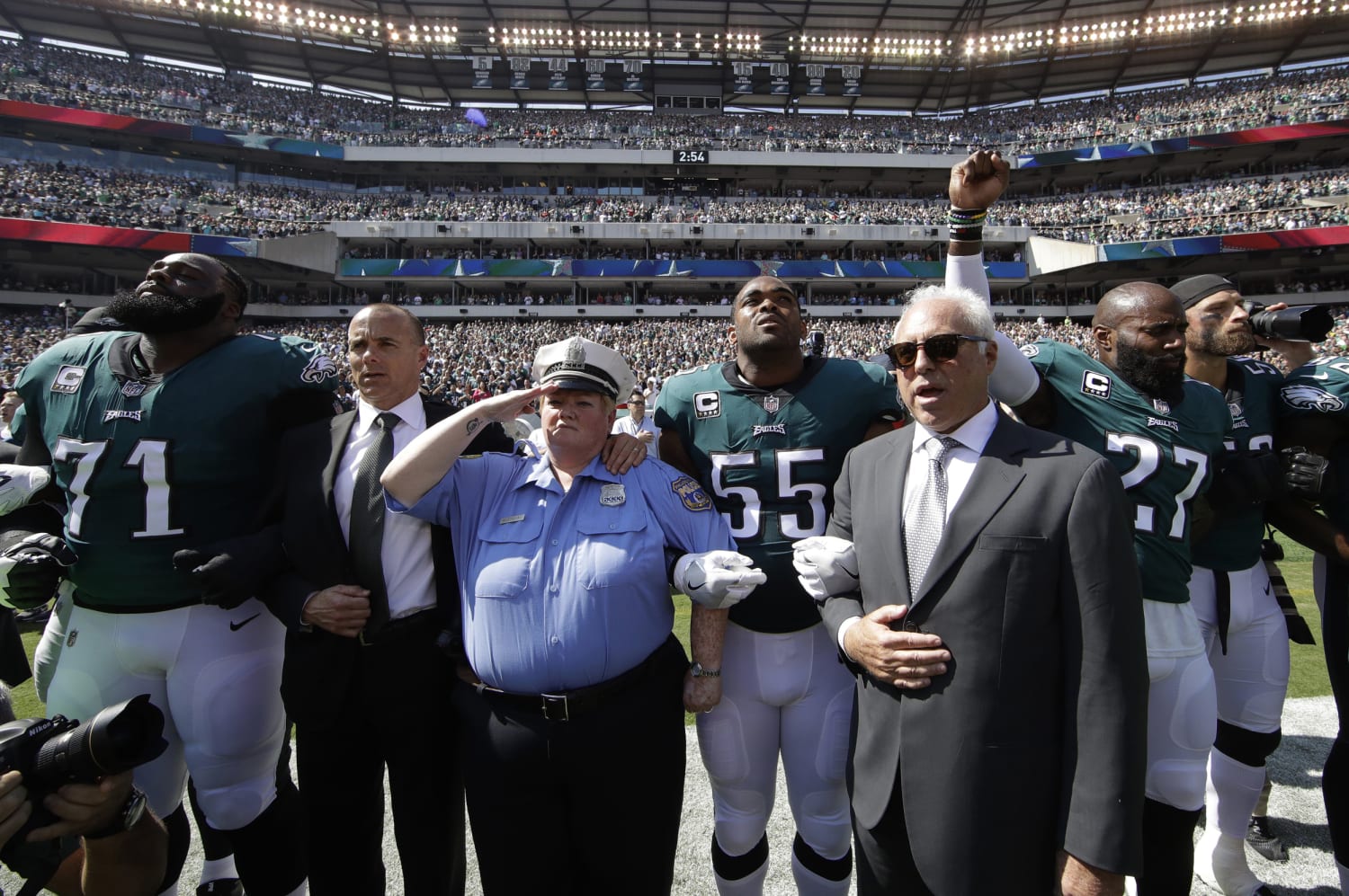 After Trump Blasts N.F.L., Players Kneel and Lock Arms in Solidarity - The  New York Times