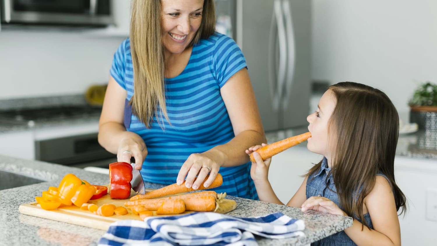 Cooking activities. My mother is cooking now. Для девочек учимся готовить. Мама на кухне. Монгольская мама готовит.