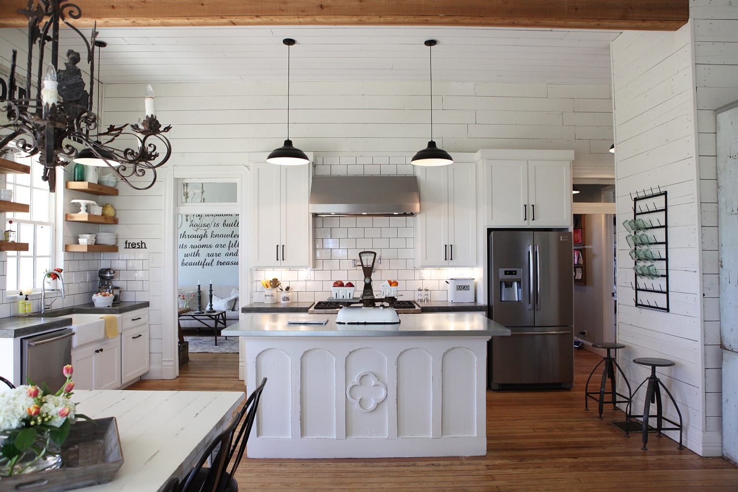 https://media-cldnry.s-nbcnews.com/image/upload/newscms/2017_41/1288510/gaines-farmhouse-tour-kitchen.jpg