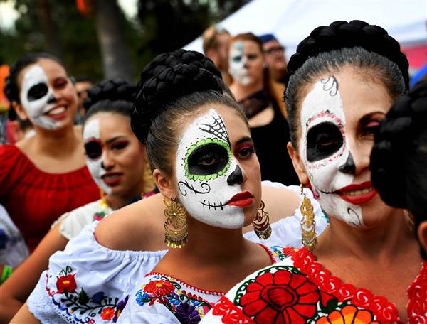 gek geworden Collega Kinderpaleis What's El Día de los Muertos? It's Not Scary, and It's Not Halloween