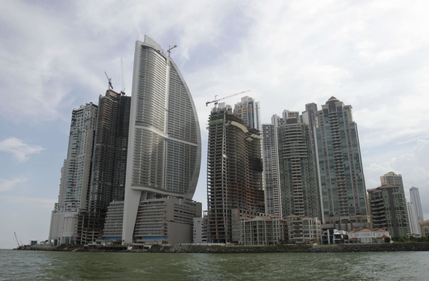 A Panama tower carries Trump's name and ties to organized crime