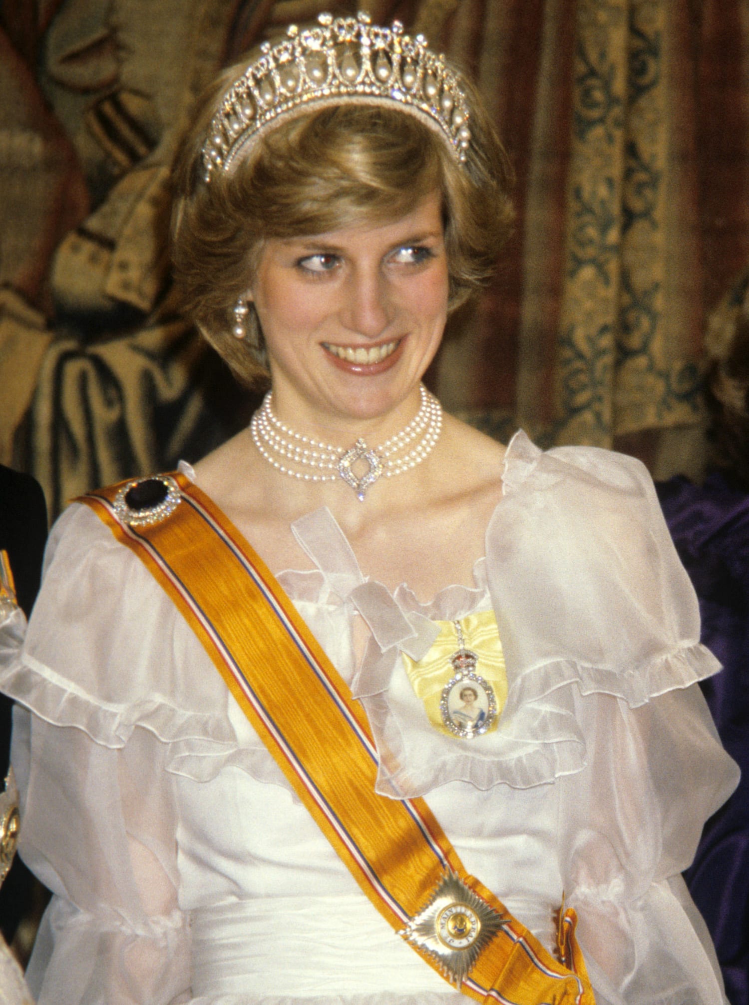 Dressing Diana: The Queen Mary Emerald Choker | Princess diana photos, Princess  diana family, Princess diana jewelry