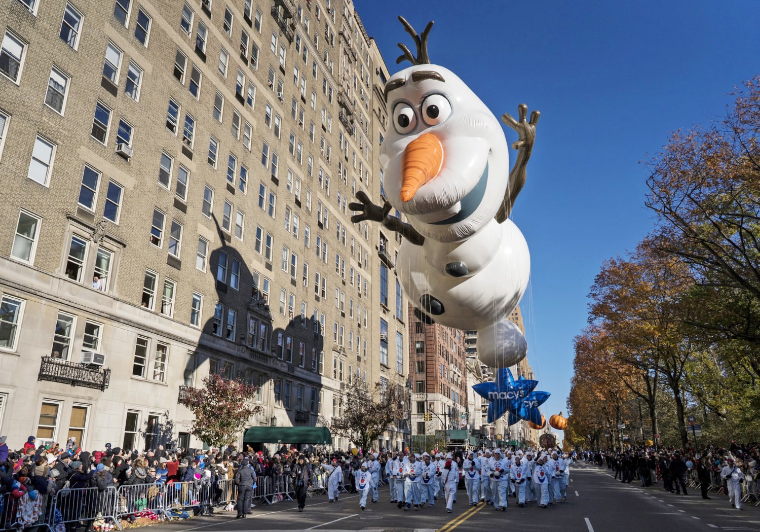 uitlijning begroting drie Macy's Thanksgiving Day Parade rolls on with balloons, bands, security