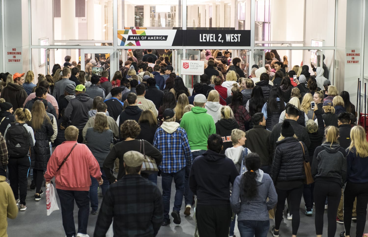 Thin Black Friday crowds mark U.S. holiday shopping kickoff