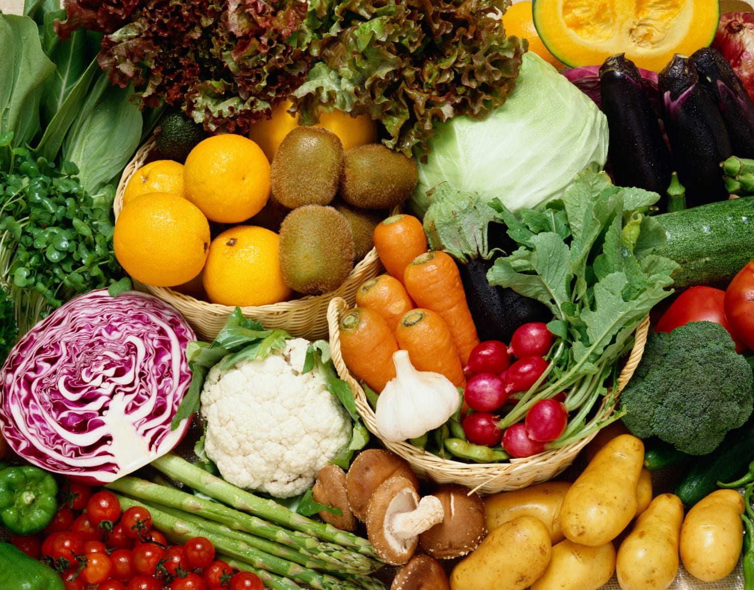 Продукция растительного происхождения. Растительная пища. Овощи и зелень. Растительные продукты. Овощи фрукты зелень.