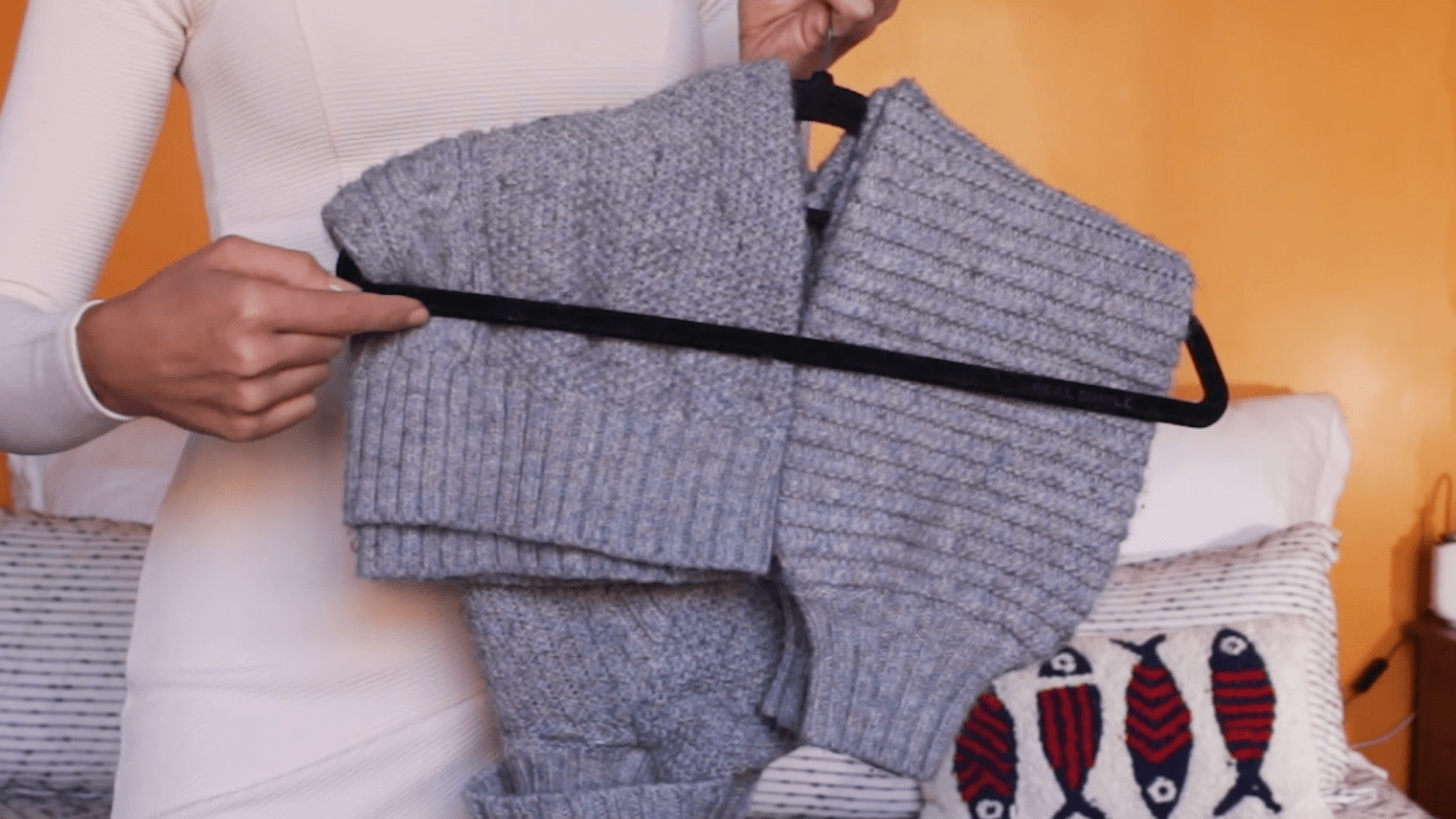 Как сложить свитер